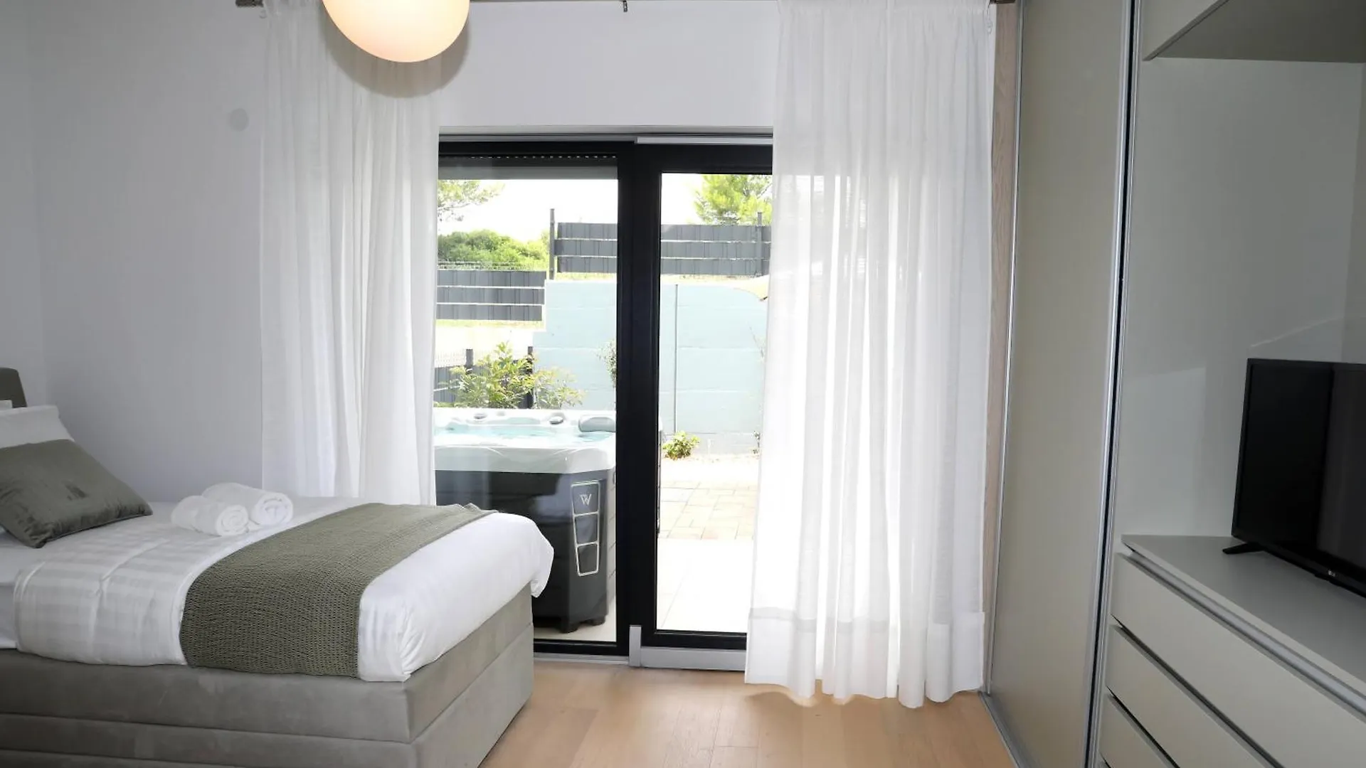 New Luxury Air-Conditioned Apartment, With Jacuzzi, Free Parking And Gardens Pula Apartment