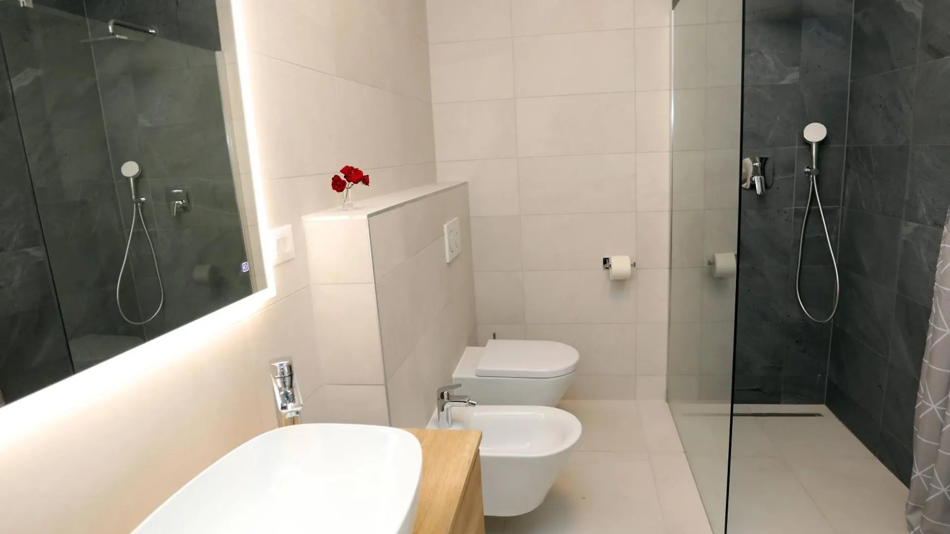 New Luxury Air-Conditioned Apartment, With Jacuzzi, Free Parking And Gardens Pula